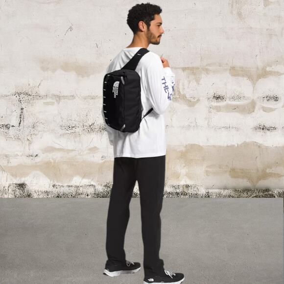 The North Face NWOT Base Camp Voyager Sling in Black - Picture 1 of 7